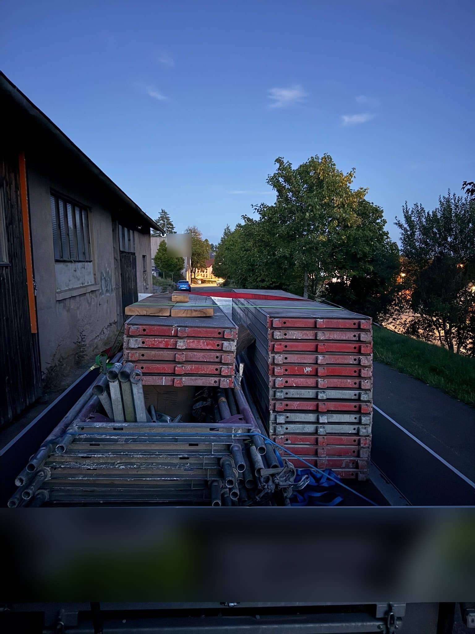 Gerüstrahmen und Beläge auf dem Anhänger, bereit zum Ausliefern