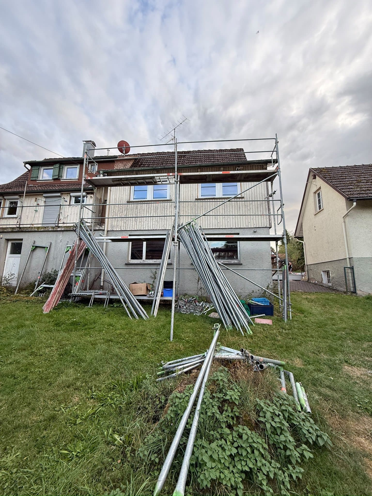 Aufgebautes Gerüst an einem Wohnhaus