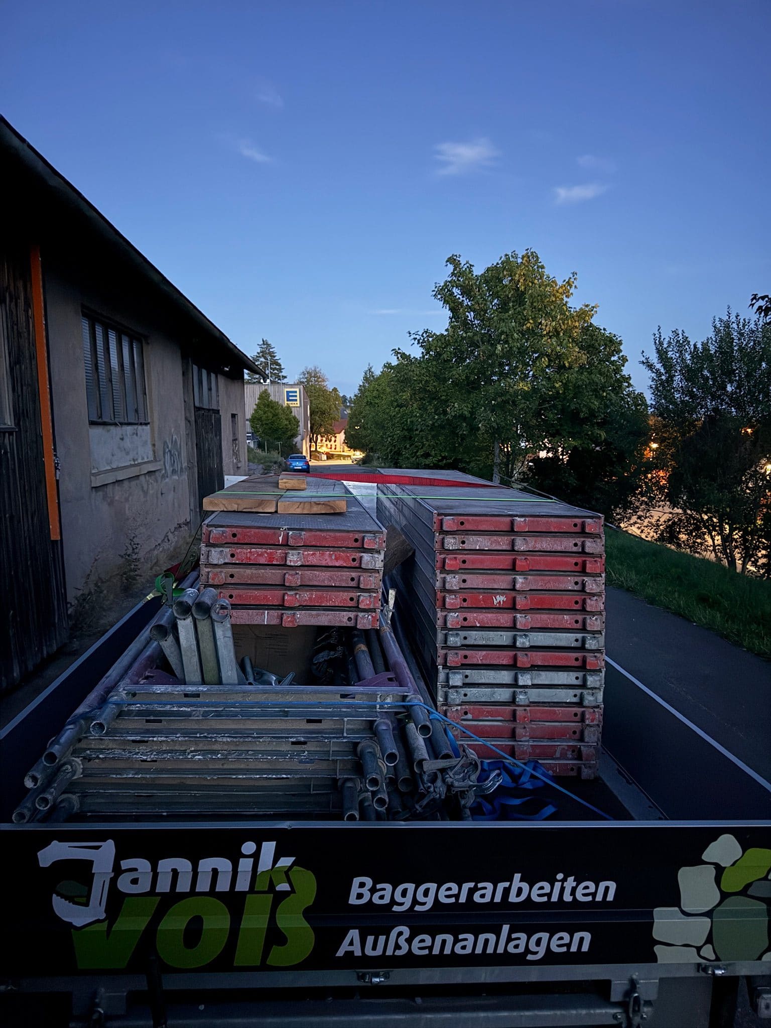 Gerüstrahmen und Beläge auf dem Anhänger, bereit zum Ausliefern