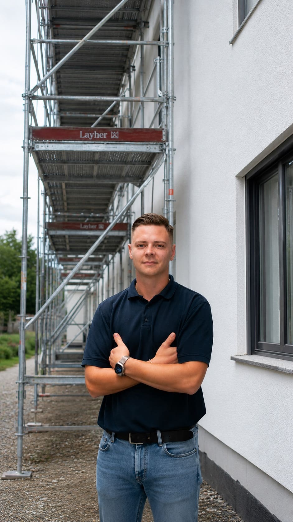 Daniel Herzog, Inhaber von Herzog Gerüstverleih, vor einem aufgebauten Layher-Fassadengerüst