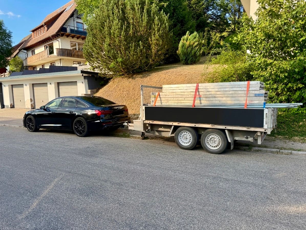 Anhänger beladen mit Gerüstmaterial